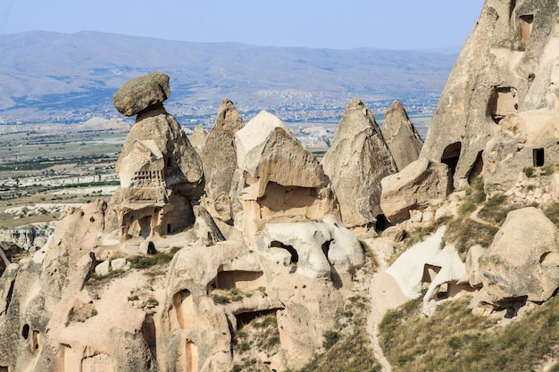 Panoramablick auf Felsen und Berge vor dem Himmel