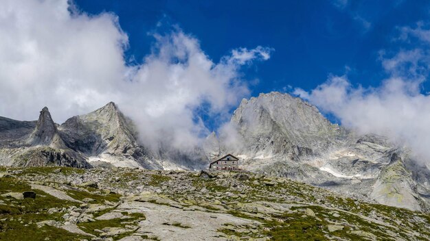 Foto panoramablick auf felsige berge gegen den himmel