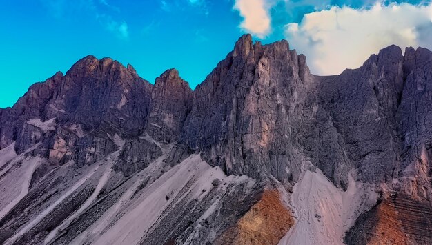Foto panoramablick auf felsige berge gegen den himmel