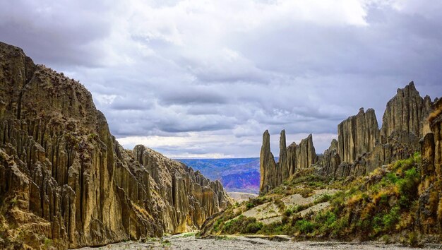 Foto panoramablick auf felsige berge gegen den himmel