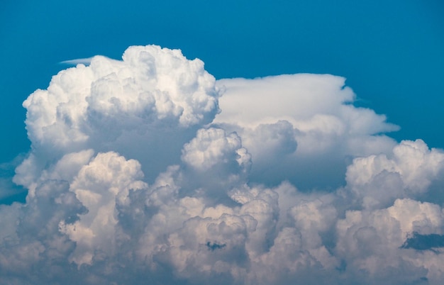 Panoramablick auf flauschige Wolken auf blauem Himmelshintergrund