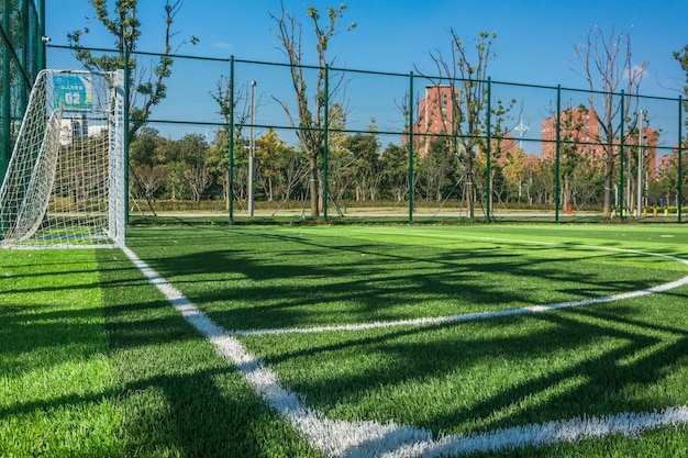 Panoramablick auf Fußballplatzstadion und Stadionsitze