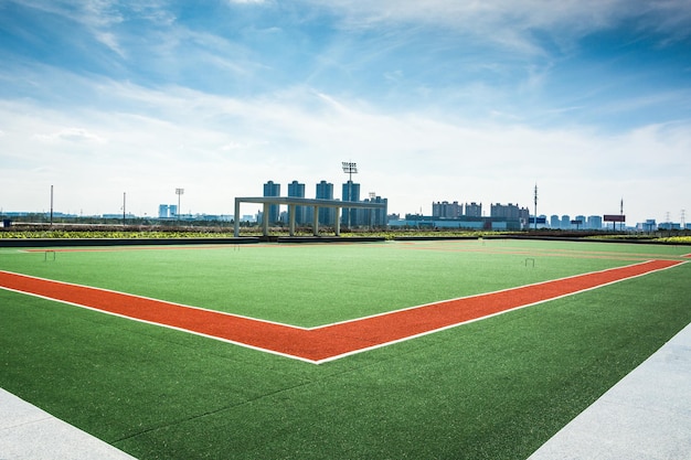 Panoramablick auf Fußballplatzstadion und Stadionsitze