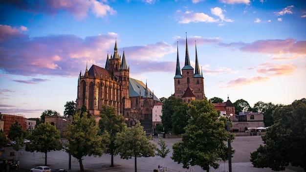 Foto panoramablick auf gebäude und bäume vor dem himmel in der stadt