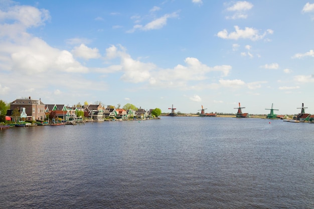 Panoramablick auf holländische Windmühlen in Zaanse Schans, Niederlande