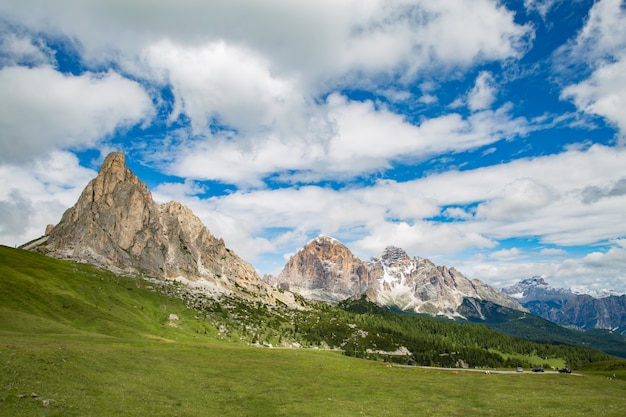 Panoramablick auf idyllische Berglandschaft in den Alpen mit frischen grünen Wiesen in voller Blüte an einem schönen sonnigen Tag im Frühling, Nationalpark Berchtesgadener Land, Bayern, Deutschland