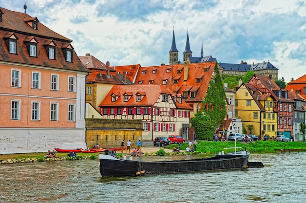 Panoramablick auf Klein-Venedig in Bamberg in Deutschland. Es handelt sich um eine Ansammlung von Fischerhäusern am Fluss Regnitz. Die Stadt steht unter dem Schutz der UNESCO. Leute in der Nähe