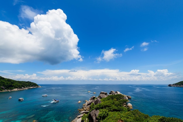 Panoramablick auf Koh8 Similan Island mit weißer Wolke und blauem Himmel