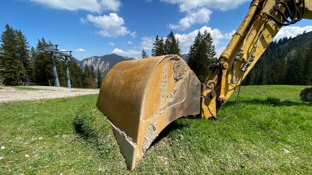 Foto panoramablick auf land und bäume auf dem feld gegen den himmel