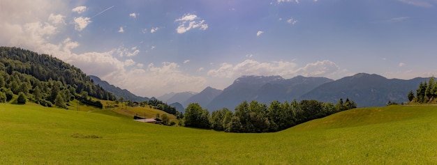 Panoramablick auf Landschaft und Berge gegen den Himmel