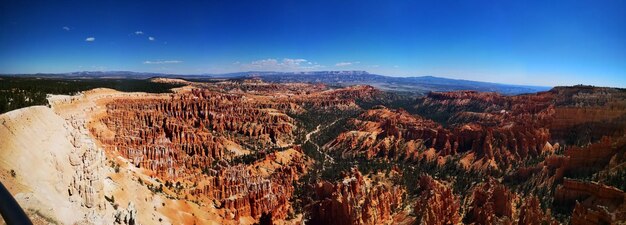 Foto panoramablick auf landschaft und berge vor blauem himmel