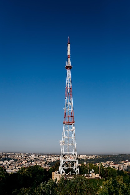 Panoramablick auf Lemberg und Fernsehturm vom Hochschloss