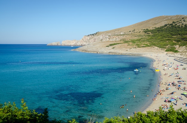 Panoramablick auf Mallorca Strand mit türkisfarbenem Wasser. Balearen.
