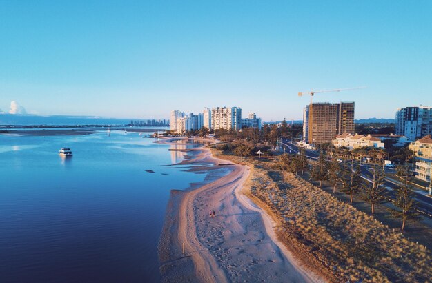 Panoramablick auf Meer und Gebäude vor klarem blauen Himmel