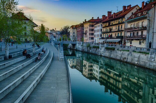 Foto panoramablick auf menschen in der stadt gegen den himmel