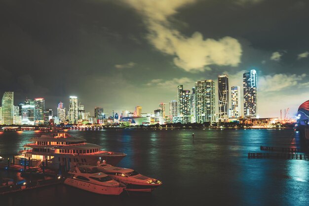 Panoramablick auf Miami bei Sonnenuntergang Nacht Downtown Miami Downtown
