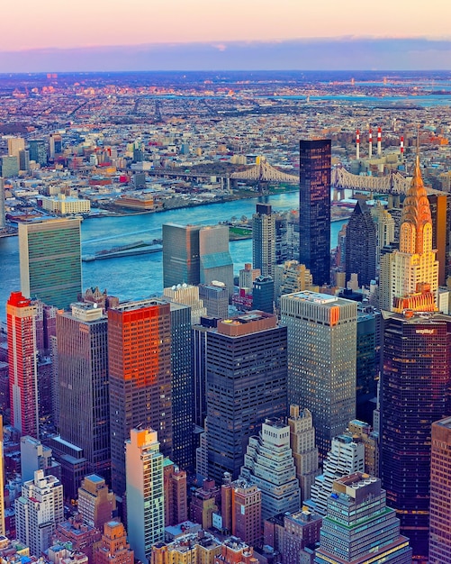 Panoramablick auf Midtown District von Manhattan in New York, NYC. East River und Queensboro Bridge in Long Island City. Skyline, USA. Amerikanisches Architekturgebäude. Luftpanorama der Metropole.