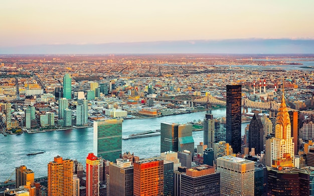 Panoramablick auf Midtown District von Manhattan in New York, NYC. East River und Queensboro Bridge in Long Island City. Skyline, USA. Amerikanisches Architekturgebäude. Luftpanorama der Metropole.