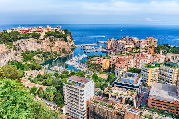 Panoramablick auf Monaco City und den Hafen von Fontvieille