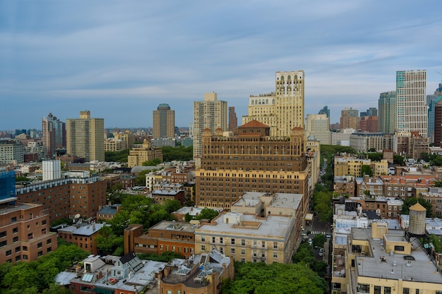 Panoramablick auf New York City von Landschafts-Skyline-Gebäuden in der auf einer Autobahn, die durch Brooklyn-Ansicht in der Nähe des Hudson River verläuft?