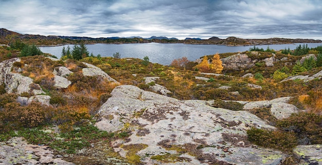 Panoramablick auf norwegische Felsen und Fjord unter düsterem Himmel zur Herbstzeit