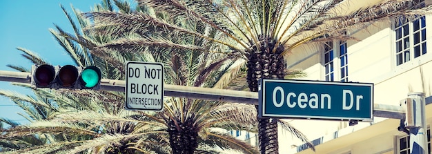 Panoramablick auf Ocean Drive Straßenschild mit Palme in Miami Beach