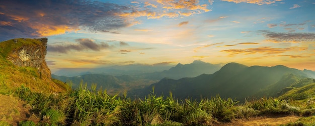 Panoramablick auf Phu Chi Fa Provinz Chiang Rai ThailandPanorama schöne Landschaft Natur