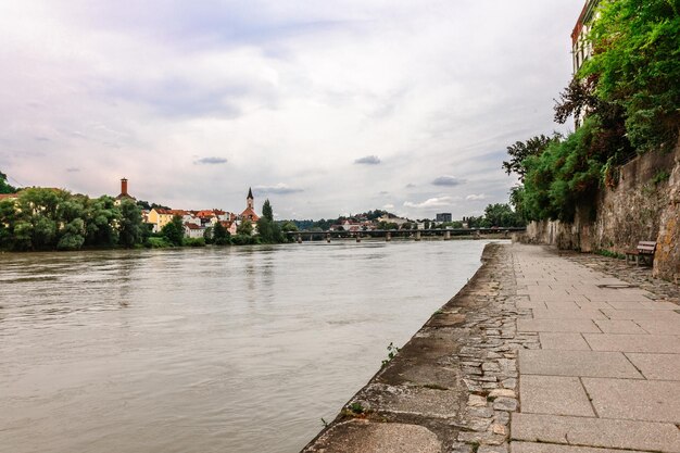 Panoramablick auf Promenade und Fluss Inn Passau Niederbayern Deutschland