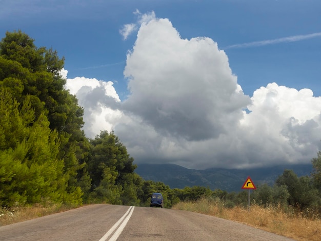 Panoramablick auf riesige Cumulus-Wolken vor dem herannahenden Sommersturm in einem Dorf in Griechenland