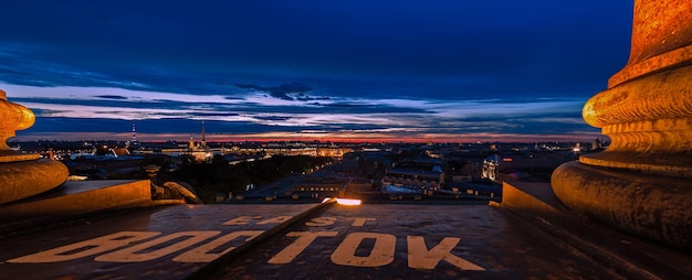 Panoramablick auf Sankt Petersburg bei Nacht