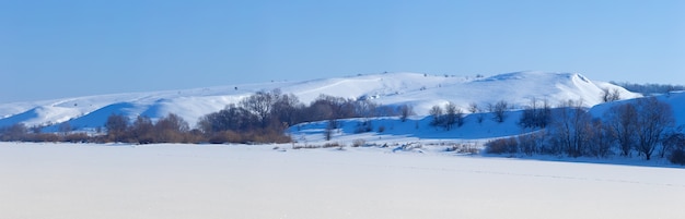 Panoramablick auf schneebedeckte Hügel im Zentrum. Sonniger Wintertag.