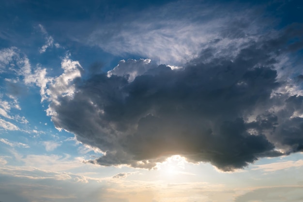 Panoramablick auf schöne Gewitterwolken Dramatischer dunkelblauer Himmelshintergrund Regenwetter