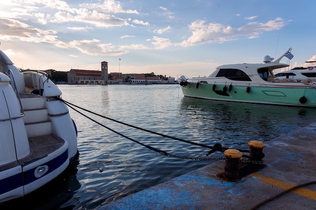 Panoramablick auf schöne Yachten stehen im Hafen im Hafen von Rhodos Griechenland