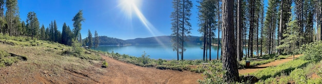 Panoramablick auf See und Berge