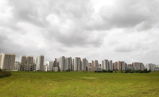 Panoramablick auf Singapurs Sozialwohnungen im Stadtteil Punggol