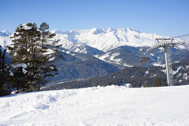 Panoramablick auf Sportresort für Winterferien.