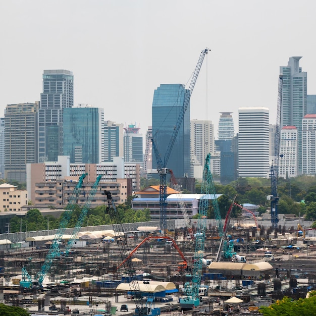 Panoramablick auf Stadtbild und Baustelle in der Metropole