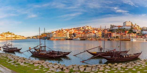 Panoramablick auf traditionelle Rabelo-Boote mit Fässern Portwein auf dem Fluss Douro Ribeira im Hintergrund Porto Portugal