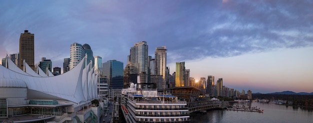 Panoramablick auf Vancouver Downtown Coal Harbour Marina und Kreuzfahrtterminals in Canada Place