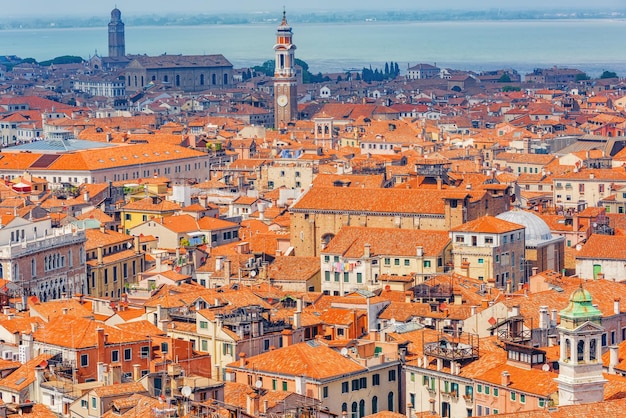 Panoramablick auf Venedig vom Campanile-Turm der St.-Markus-Kathedrale Campanile di San Marco Italien