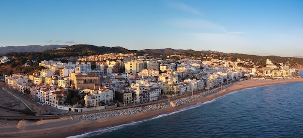 Panoramablick aus der Luft auf das Dorf Sant Pol de Mar an der Küste von El Maresme in Katalonien