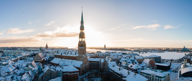 Panoramablick aus der Luft auf die Altstadt von Riga an einem wunderschönen Wintertag in Lettland Gefriertemperatur in Lettland Weiße Riga