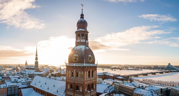 Panoramablick aus der Luft auf die Altstadt von Riga an einem wunderschönen Wintertag in Lettland Gefriertemperatur in Lettland Weiße Riga