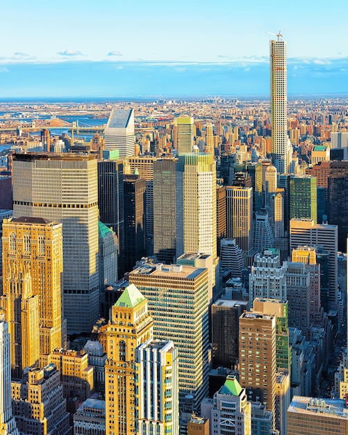 Panoramablick aus der Luft. im Stadtteil Midtown Manhattan in New York. Der Hudson River ist im Hintergrund. Skyline der Metropole, USA. Amerikanisches Architekturgebäude. Panorama der Metropole New York