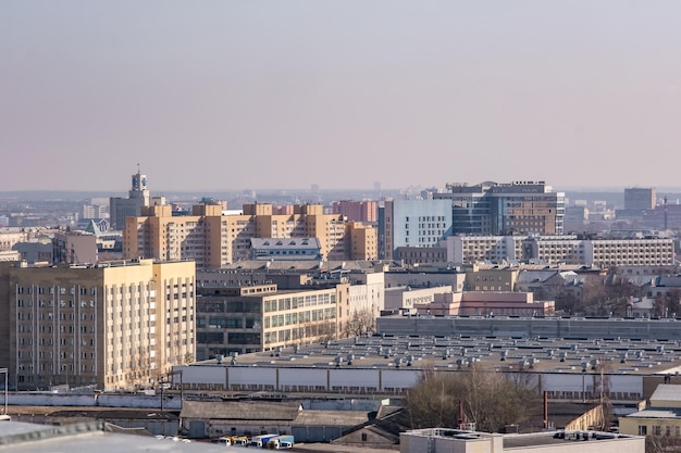 Panoramablick aus der Luft von großer Höhe der Stadt mit einem privaten Sektor und hohen städtischen Wohnungs-Wolkenkratzergebäuden