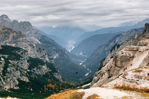Panoramablick, Cinque Torri Gipfel, Italien. Großer Adler, der in den Bergen fliegt