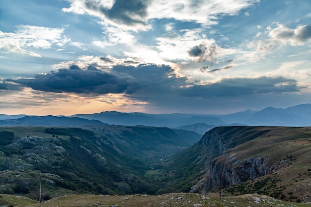 Foto panoramablick des grünen tales mit steinen im durmitor-gebirgsmassiv, montenegro