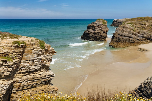 Foto panoramablick des kathedralenstrandes in galizien, spanien