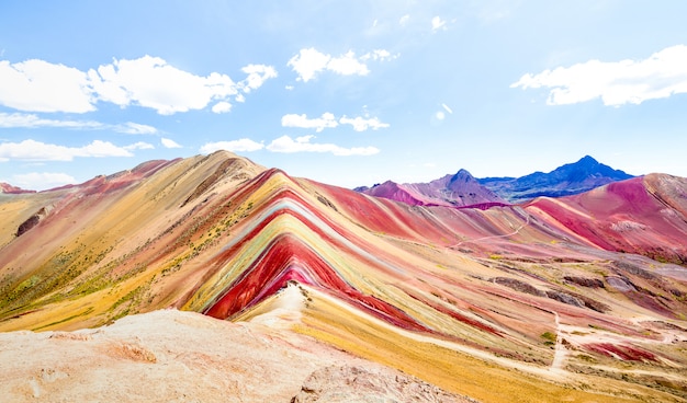 Foto panoramablick des regenbogenberges am vinicunca-berg in peru