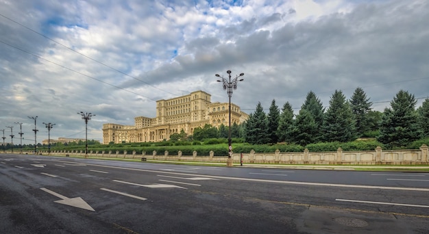 Panoramablick des rumänischen Parlaments in Bukarest